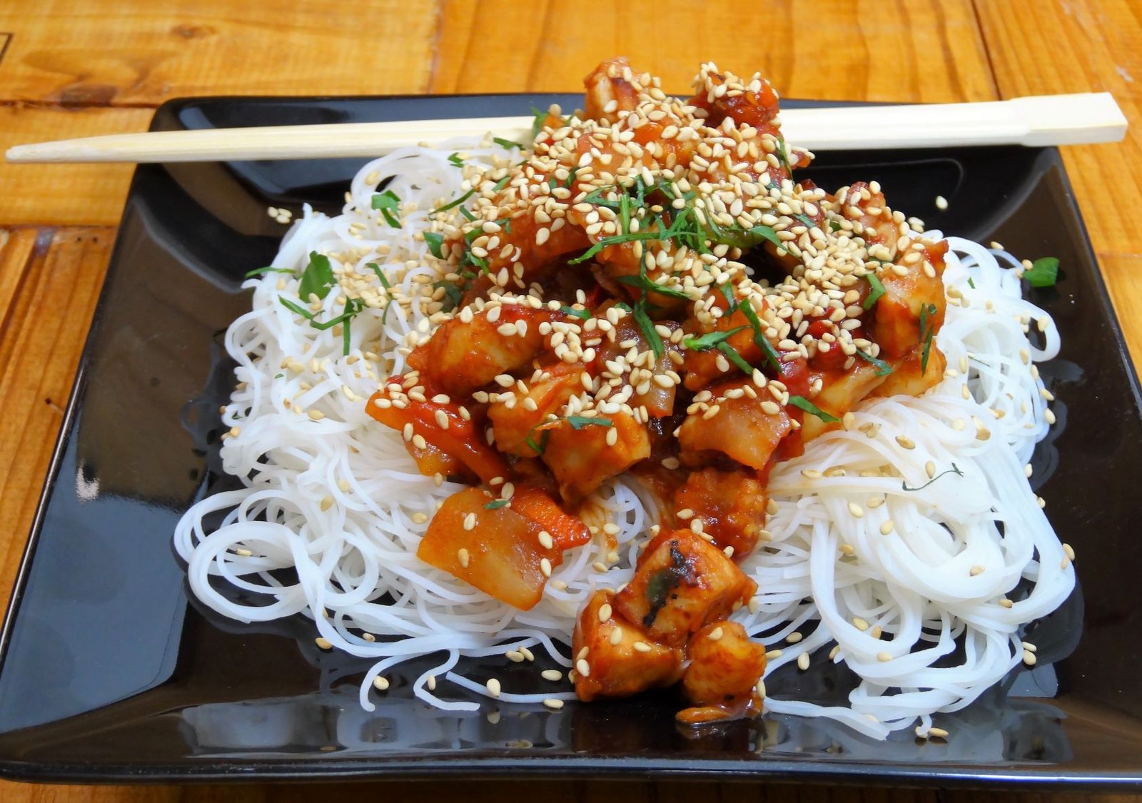 Pasta de Arroz con Pollo y Pesto